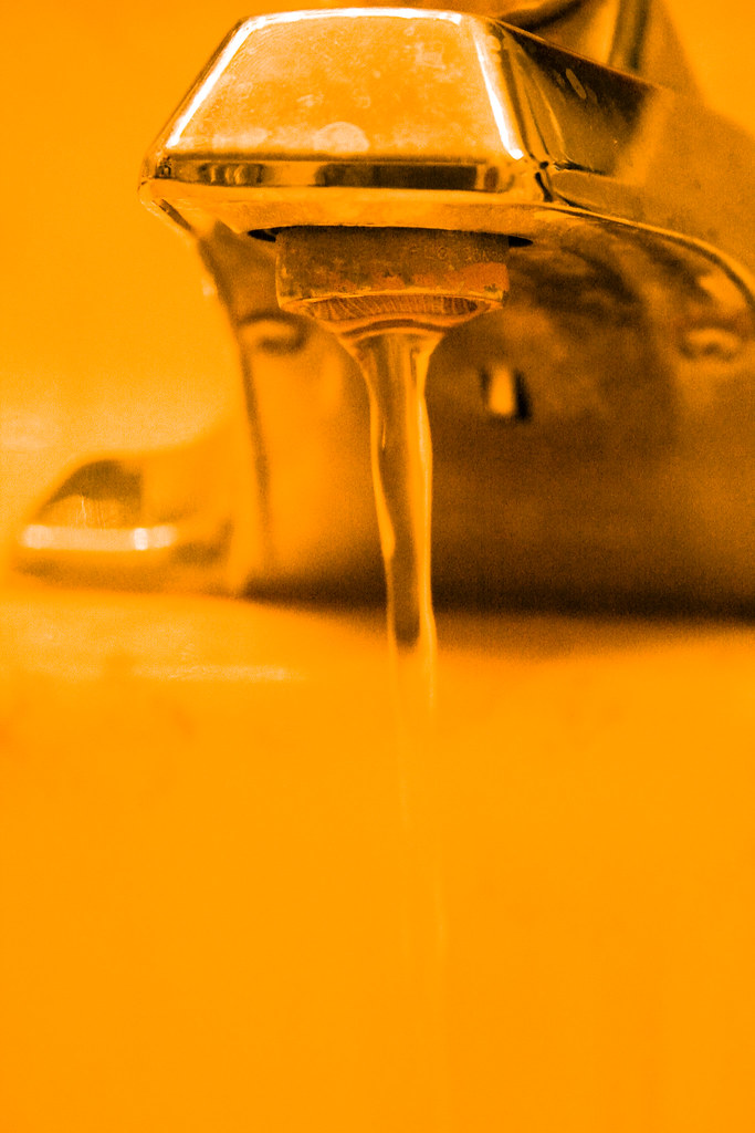 Fuite d’eau en gros plan utilisée pour illustrer la recherche de fuite